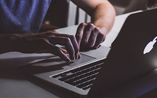 曼联客场大胜，继续领跑积分榜